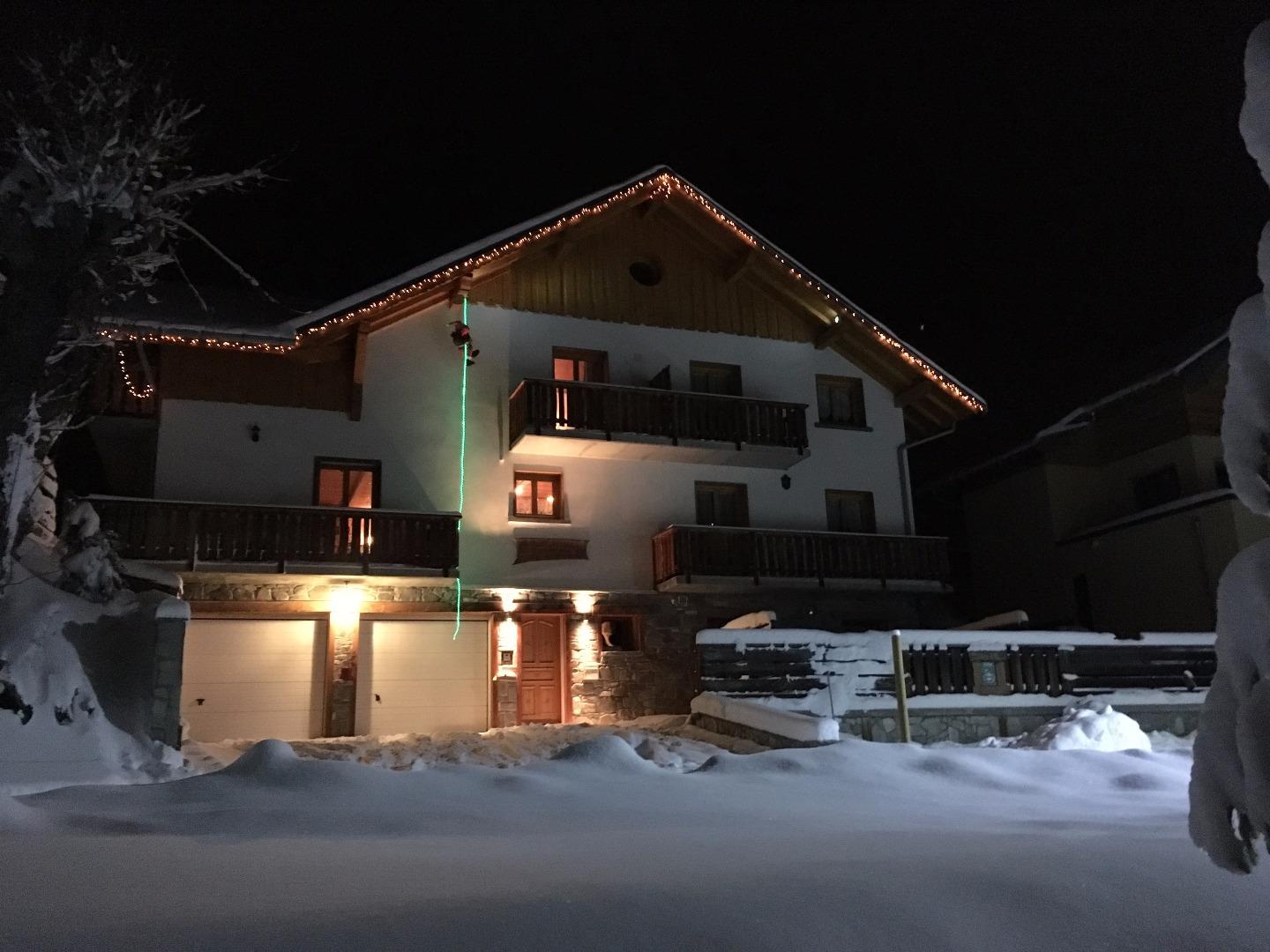 coté est du chalet avec parking privé 2 places